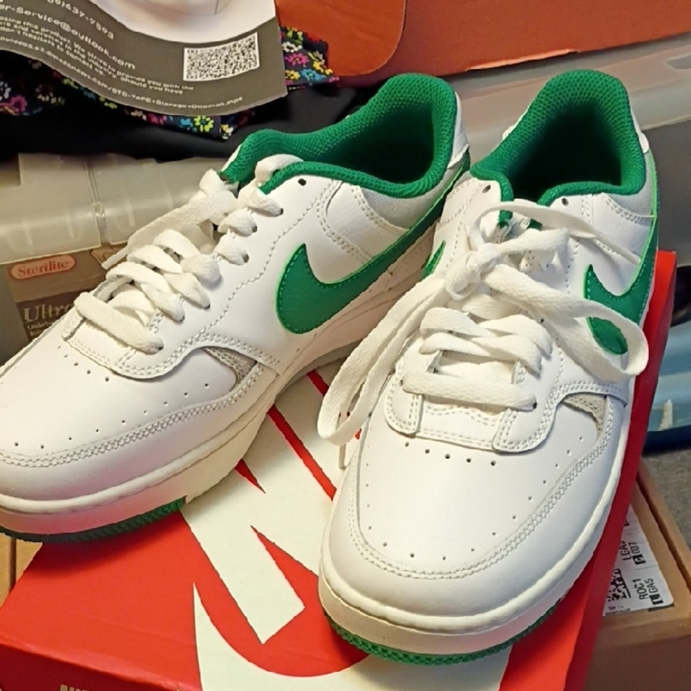 New Nike Classic White and Green Sneakers. 7.5